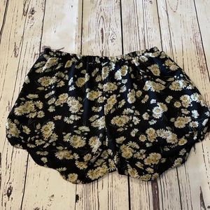 Scalloped edge floral shorts